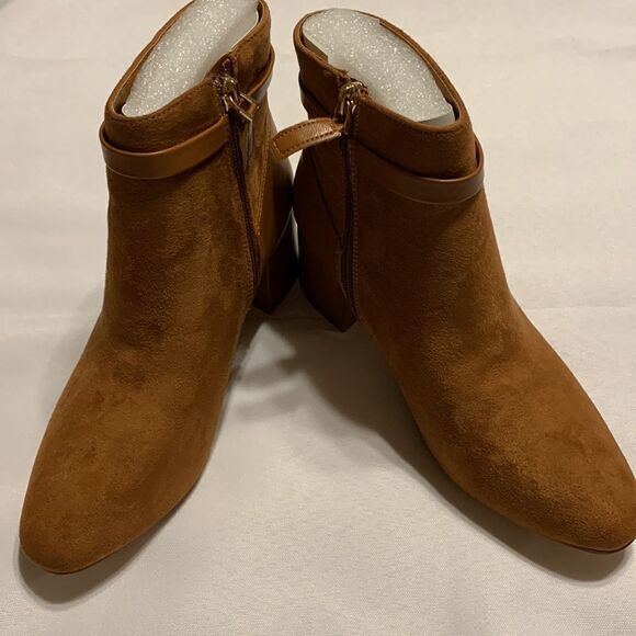 Women's size 5 chunky heels round toe ankle boots w/buckle. - Picture 6 of 10